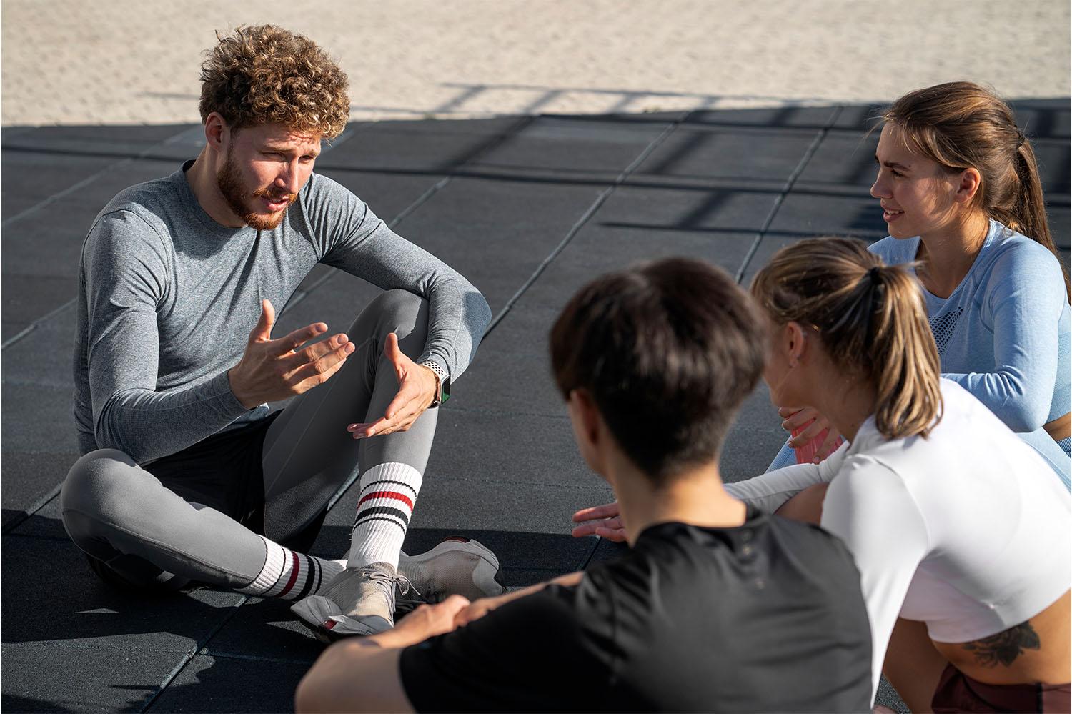 grupo-de-personas-hablando-descansando-deporte