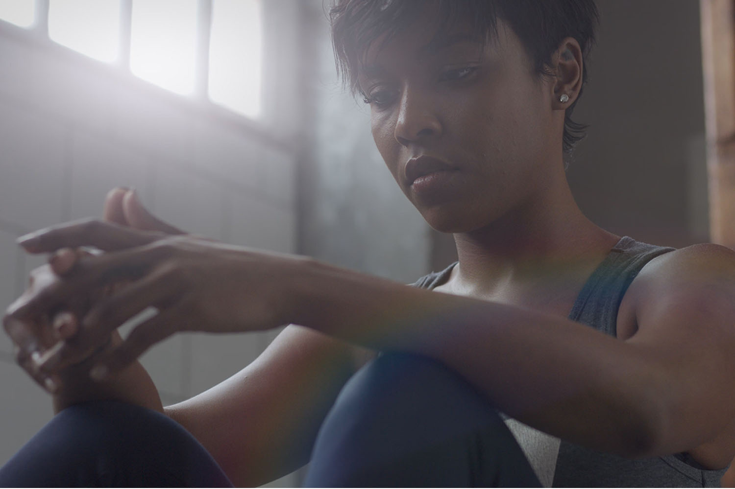 joven mujer que lidia con la ansiedad