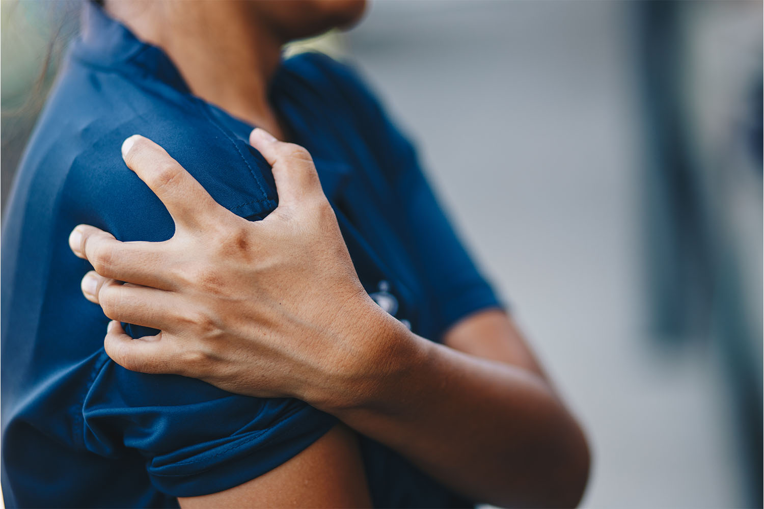 mujer-tocando-el-hombro-con-dolor