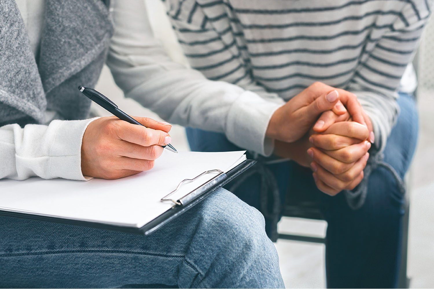 una-psicologa-desconocida-consolando-una-paciente