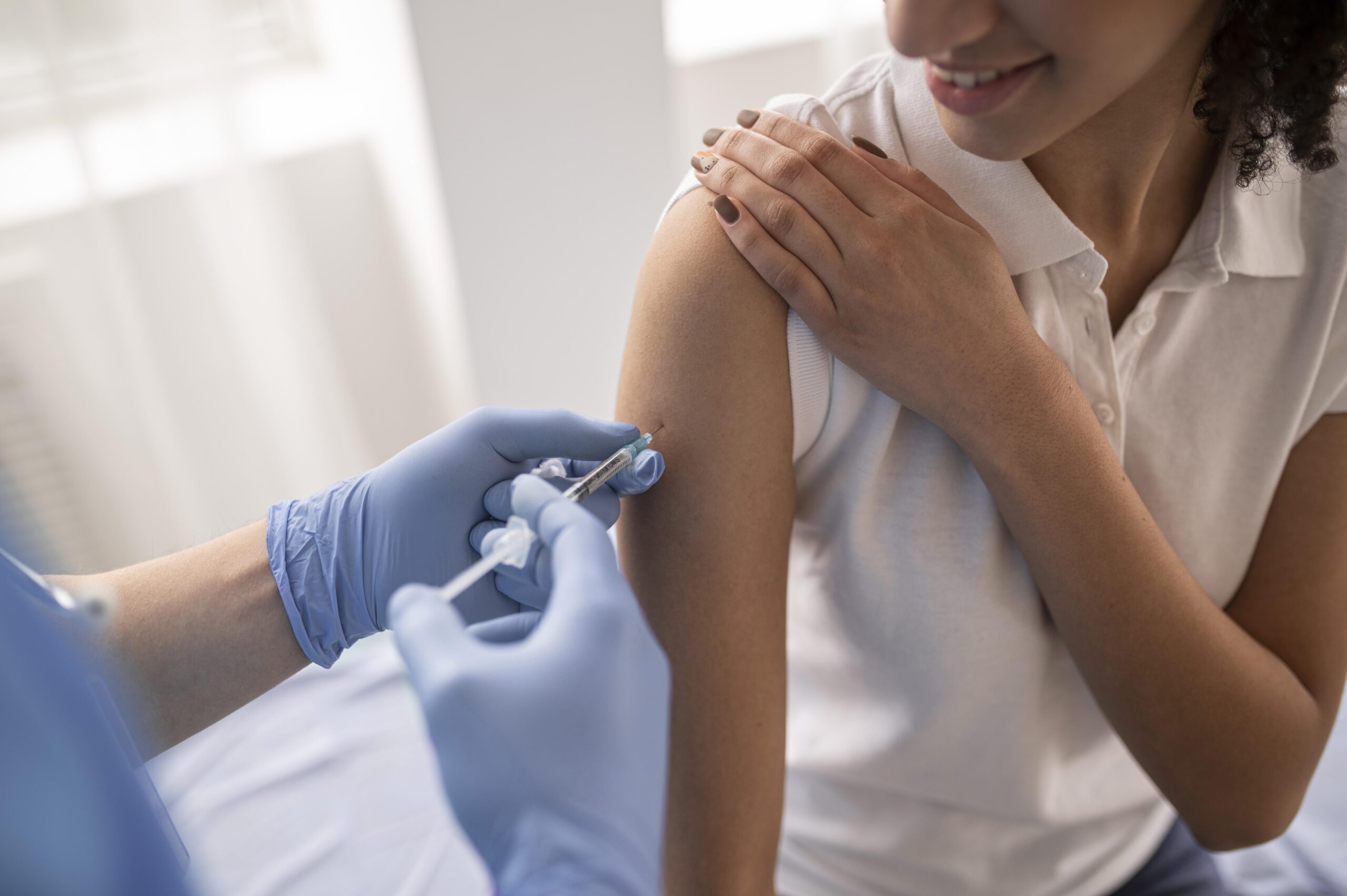 Doctor administra vacuna inmunoterapia a paciente