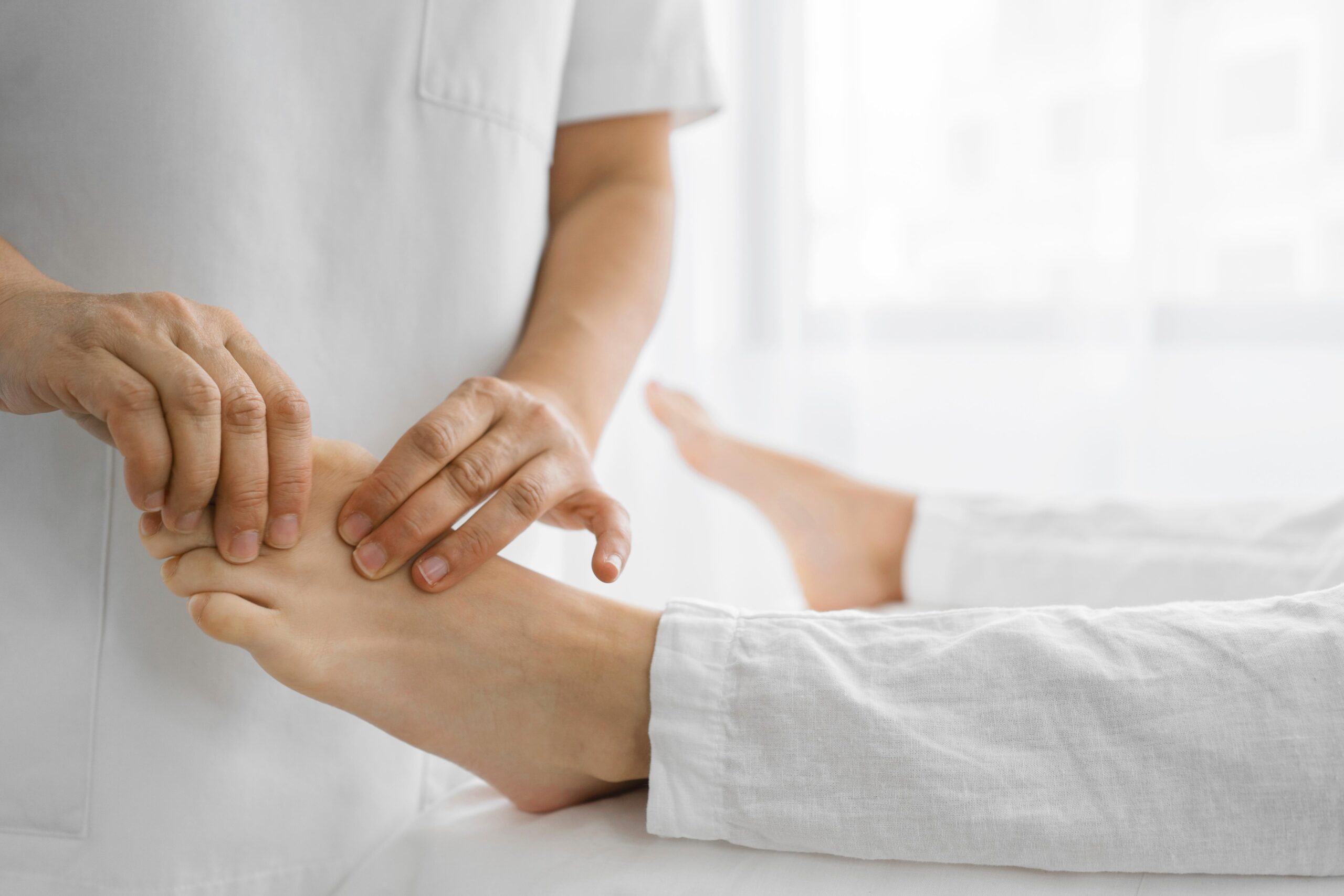 especialista podólogo realizando un diagnostico a los pies de un paciente